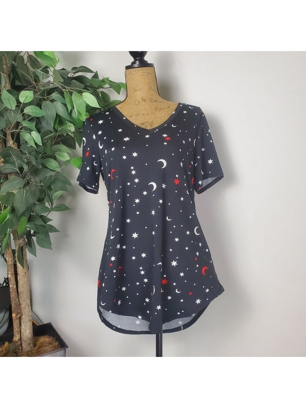 Lularoe Iris Black Red Star Moon Print V Neck Womens Small
